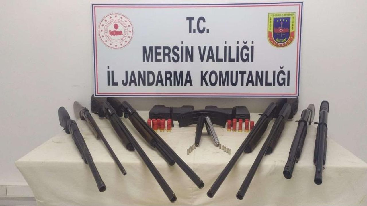 Mersin'de otomobilde 8 ruhsatsız av tüfeği ile 2 tabanca ele geçirildi