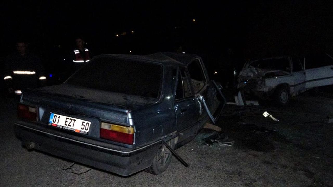 Mersin'de otomobiller kafa kafaya çarpıştı: 2 ölü, 5 yaralı