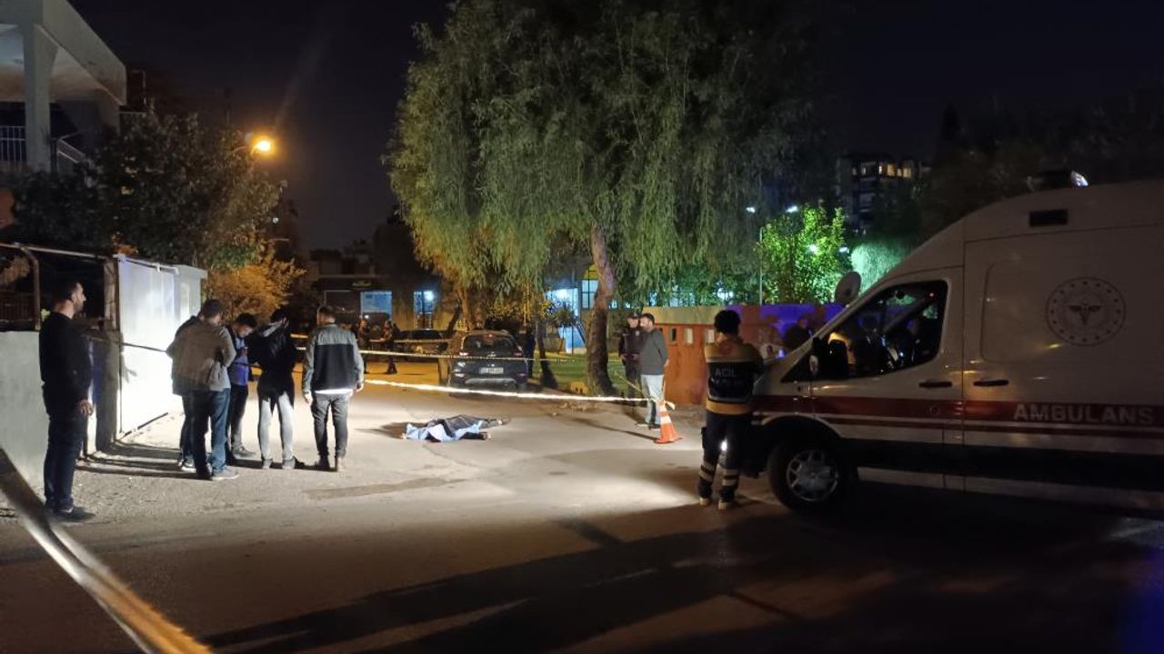 Adana'da otomobil ile geldiler, sokakta yürüyen kişiyi başından vurup öldürdüler