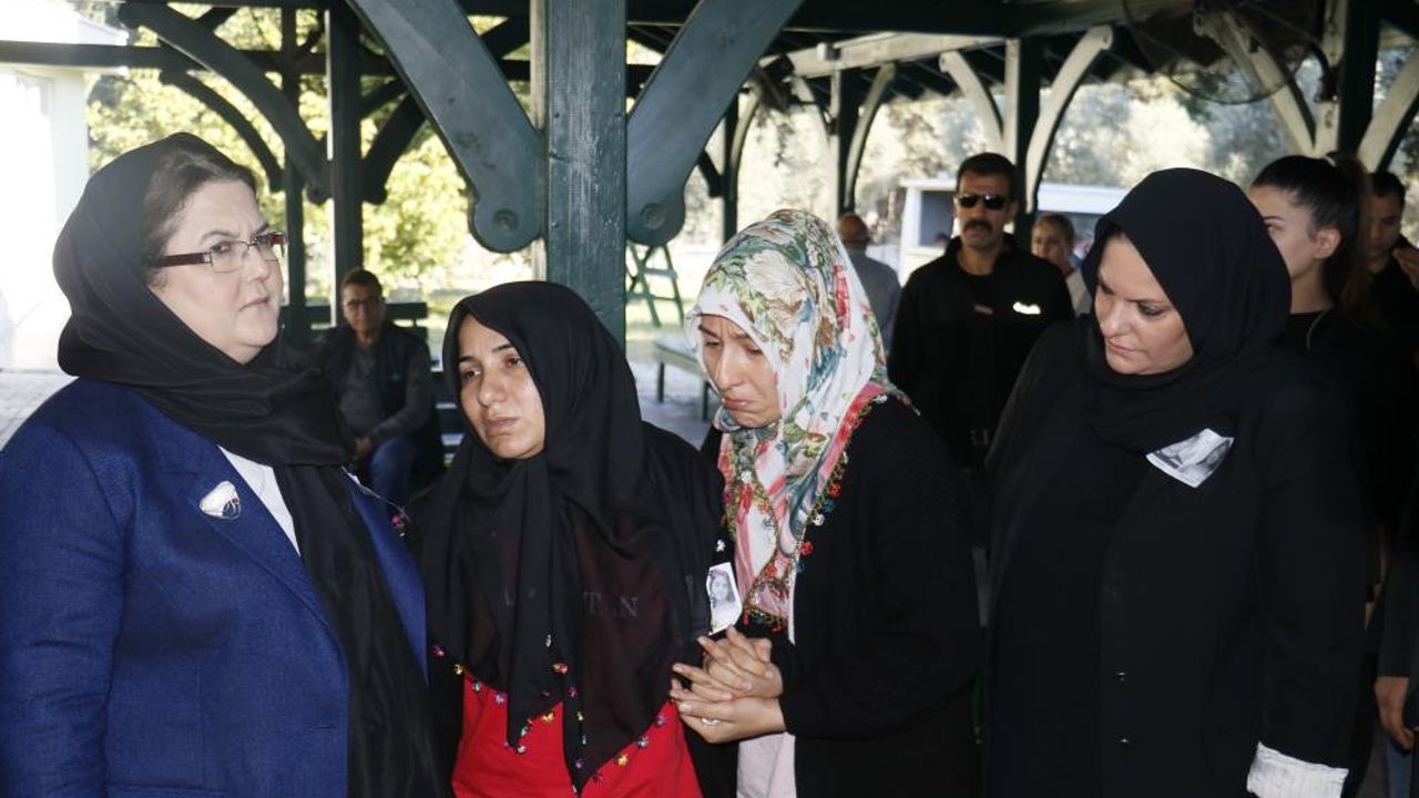 Adana'da minik Ecrin ve babasının cenazesi toprağa verildi