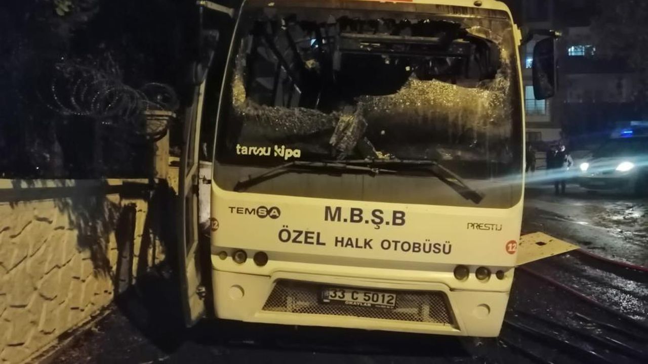 Mersin'de park halindeki halk otobüsü yandı