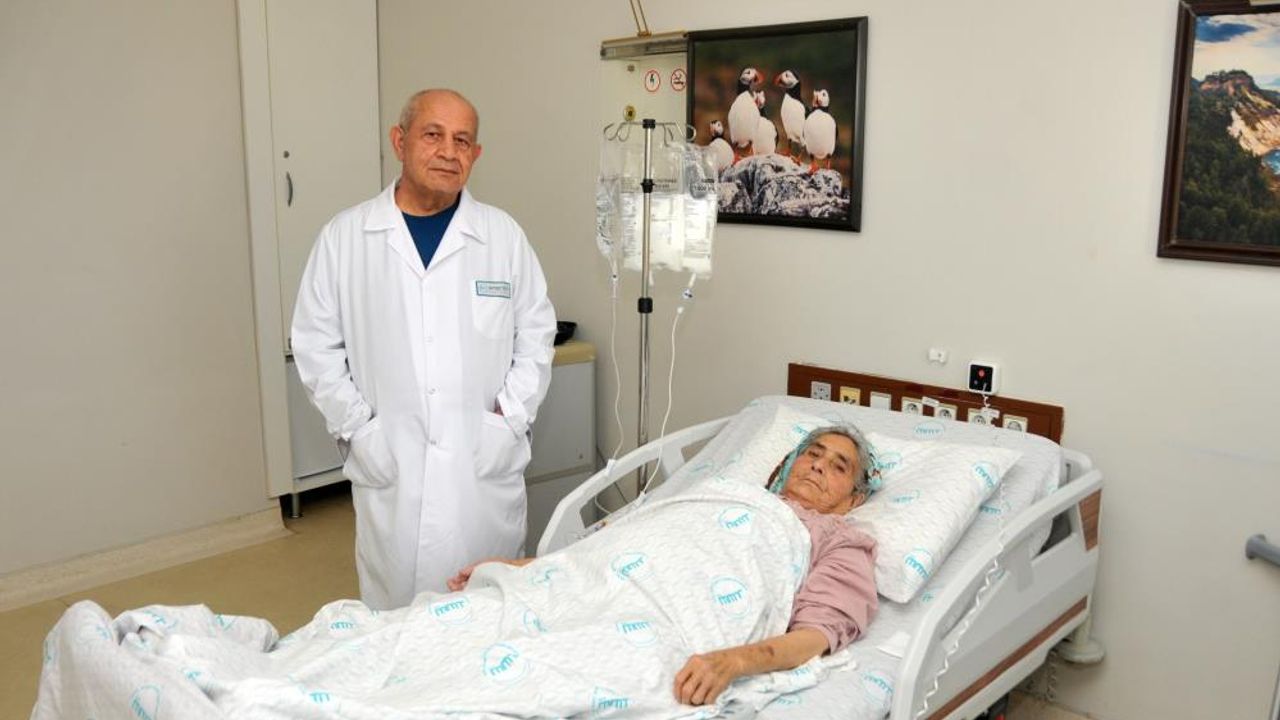 Mersin'de cerrah bile şaşırdı: Safra kesesi taşı kendine yol açıp bağırsağı tıkadı