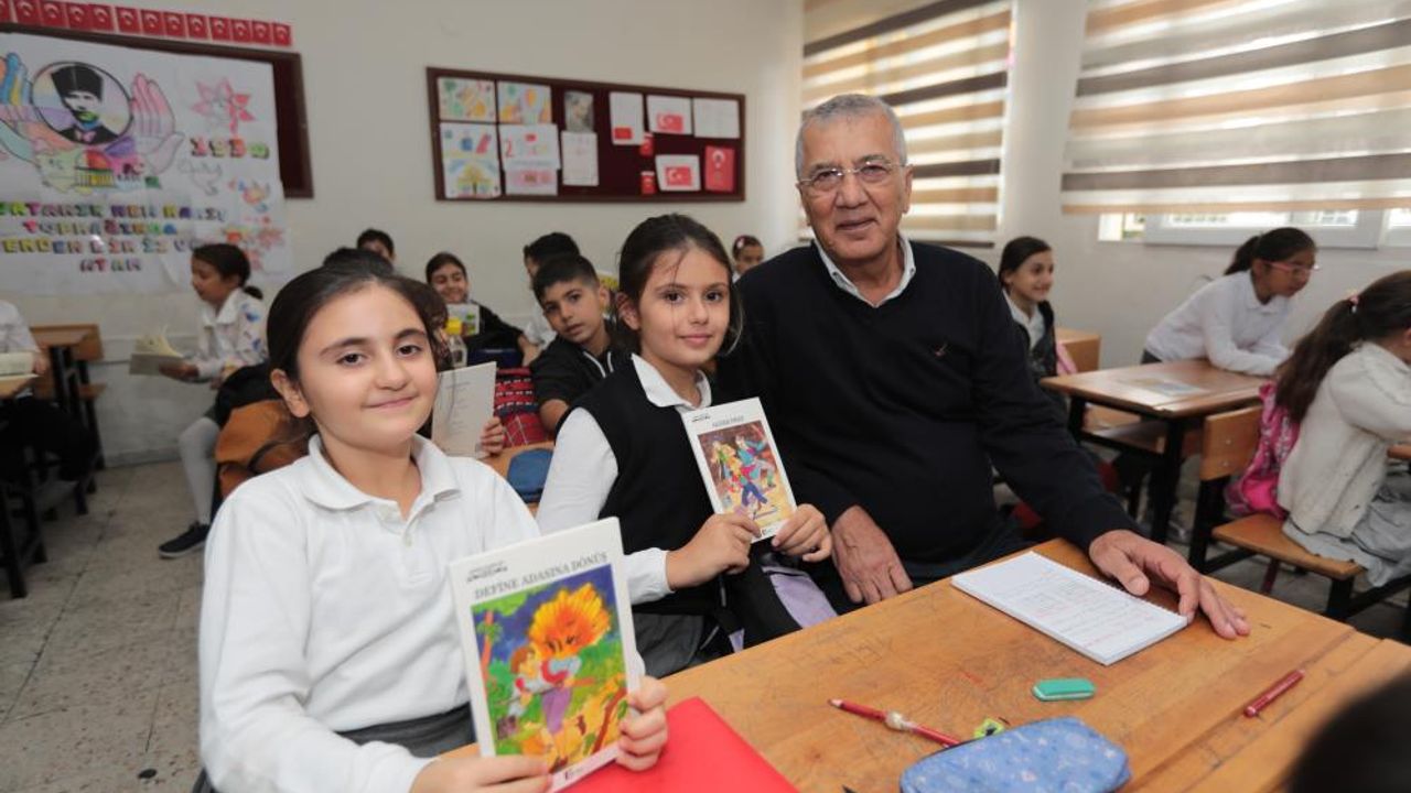 Başkan Tarhan'dan öğrencilere tavsiye: "Yaşamın her alanında kitap okuyun"