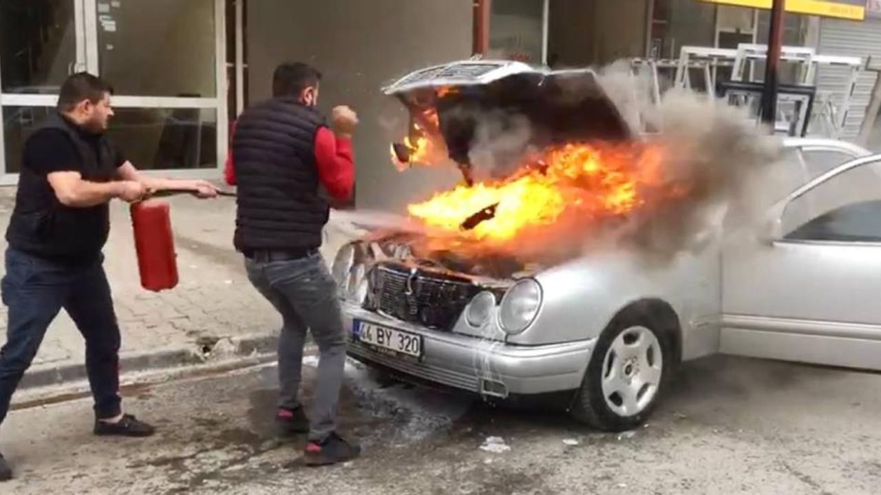 Mersin'de esnafın müdahalesi, otomobili tamamen yanmaktan kurtardı