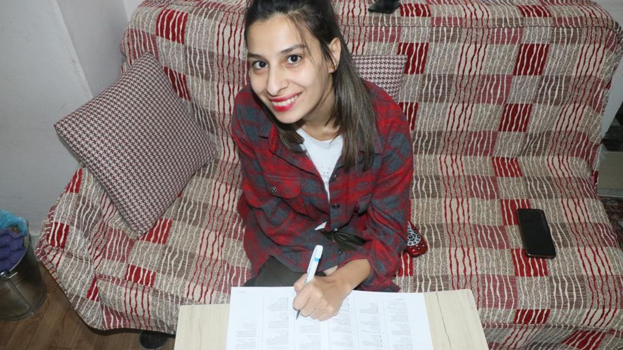Mersin'de okumayı 21 yaşında öğrenen Ceren şimdi üniversite hayali kuruyor
