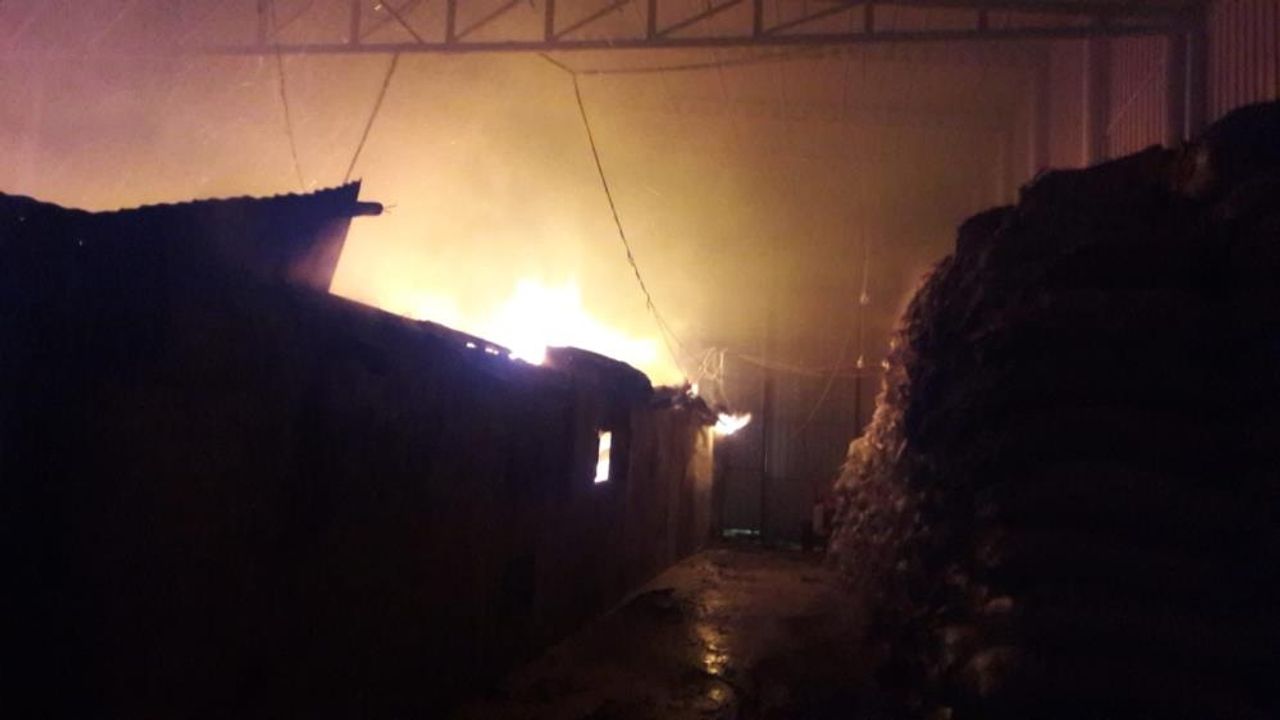 Mersin'de defne fabrikasında yangın maddi hasara neden oldu