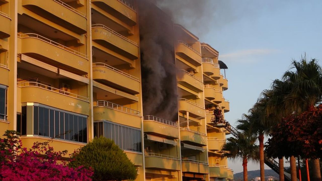 Mersin'de ev sahipleri yürüyüşteyken, yazlık daire yandı