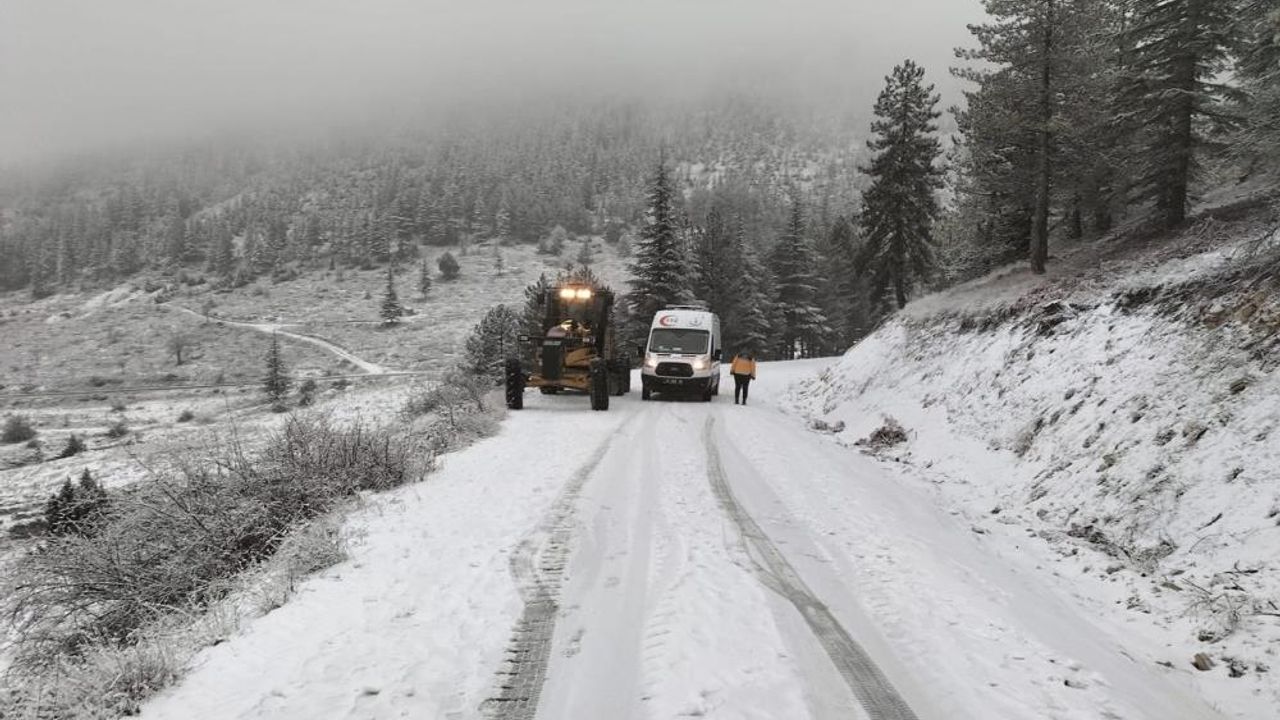 Mersin'de karda mahsur kalan araçlar kurtarıldı