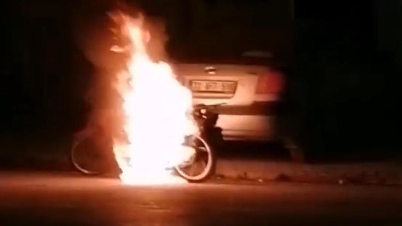 Mersin'de motosiklet sokak ortasında alev alev yandı