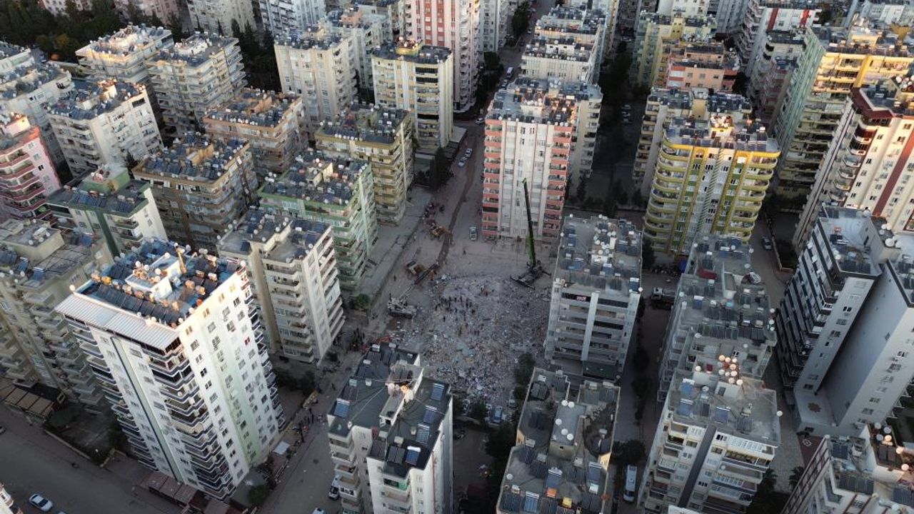 Adana Alpargun Apartmanı'nda arama kurtarma çalışmaları dron ile görüntülendi