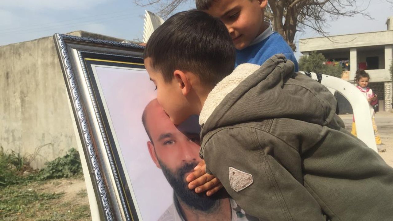 Adana'da öldürülen babasının fotoğrafına sarılıp gözyaşlarına boğuldu