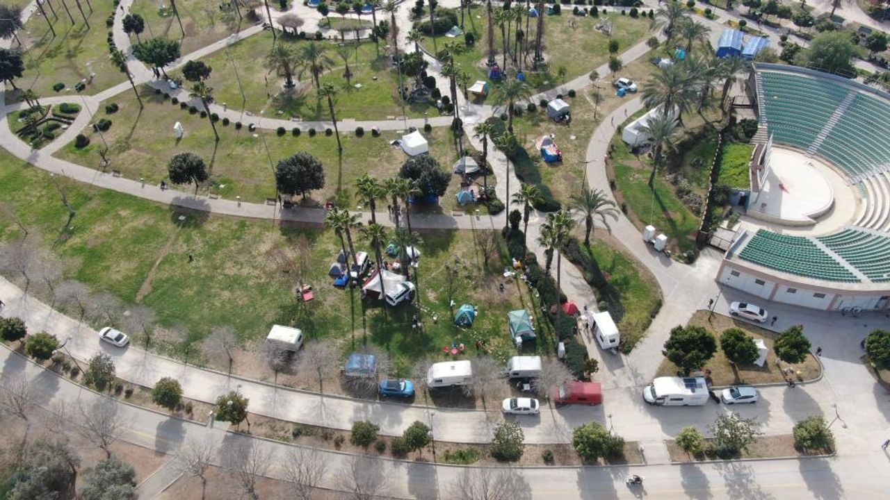Adana'da apartmanda yaşamaya korkan Adanalılar parkta konaklıyor