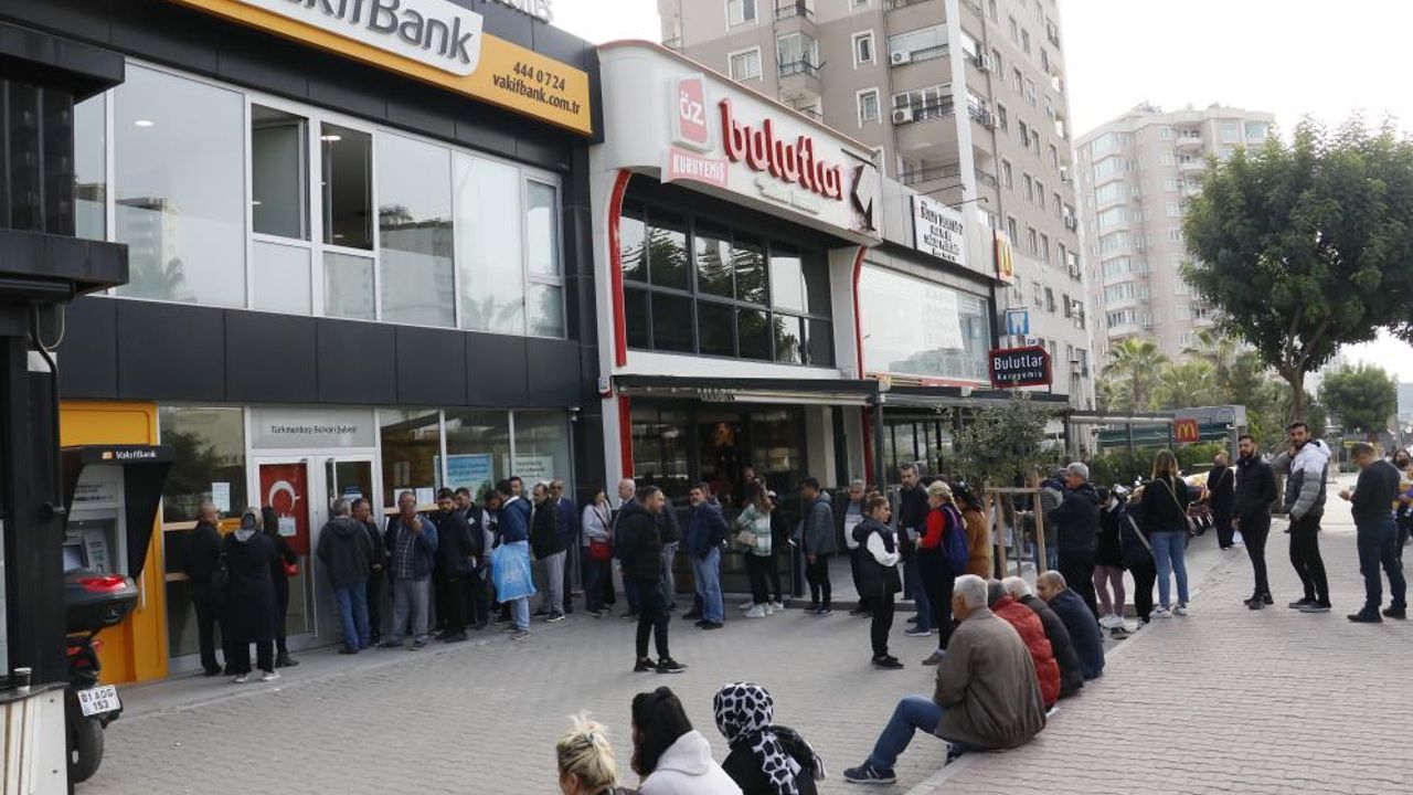 Adana'da deprem kredisi çekecek vatandaşlar bankaların önünde kuyruk oluşturdu