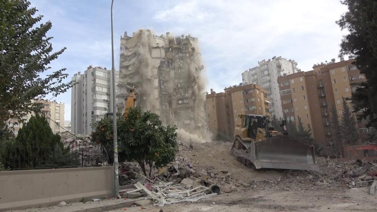 Adana’da ağır hasar gören Ayas Sitesi'nin diğer bloğu da kontrollü olarak yıkıldı