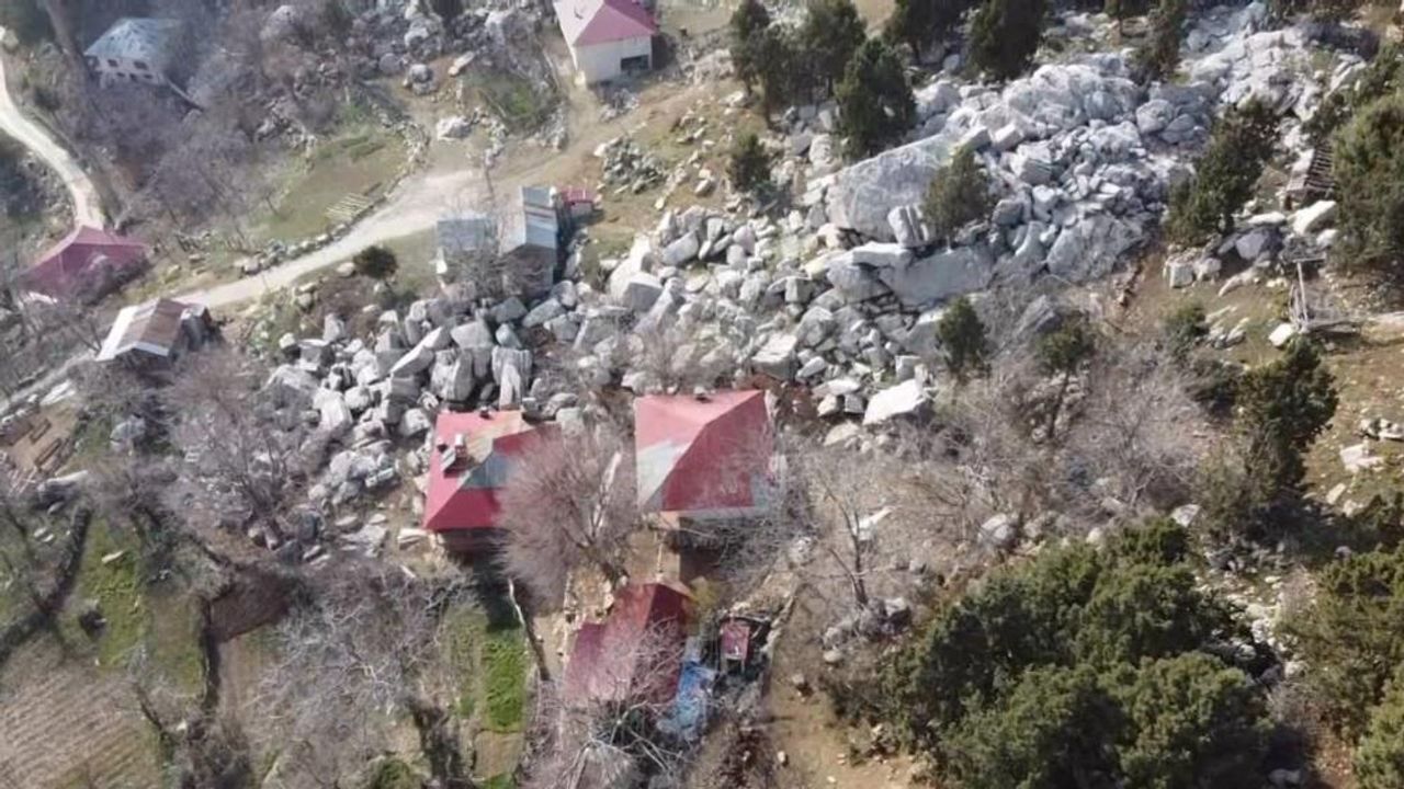 Adana'da deprem kayaları söktü, ev ve ağaçlara zarar verdi