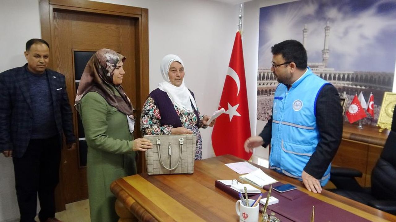 Mersin'de 20 yılda biriktirdiği umre parasını depremzedeler için bağışladı