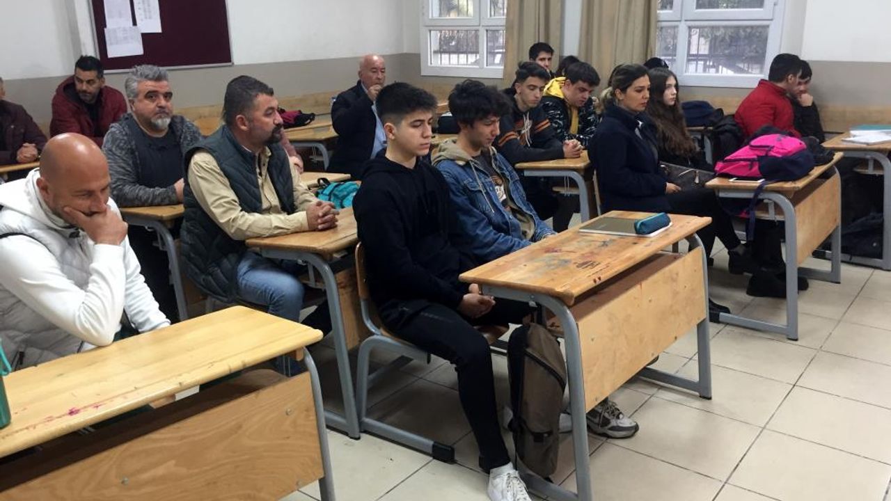 Adana'da depremde hayatını kaybeden öğretmen için hüzünlü tören