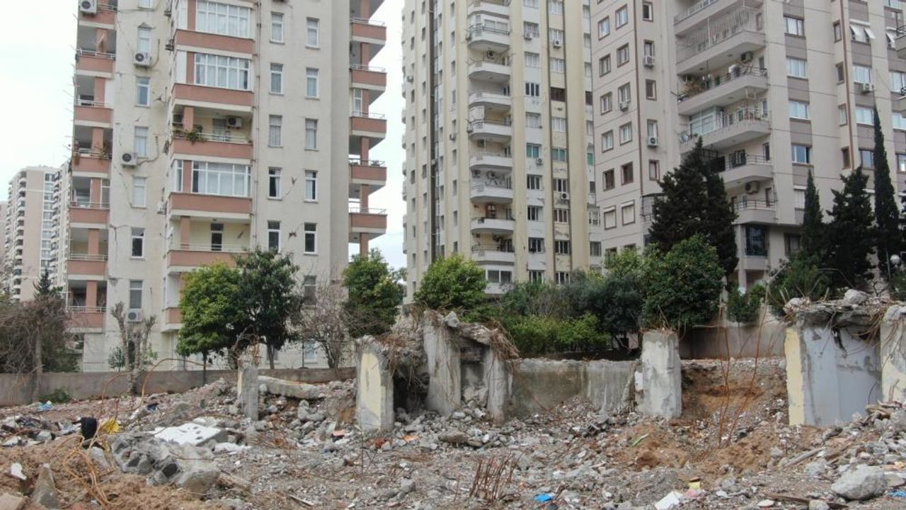 Adana'da milyonluk daireler mezar oldu