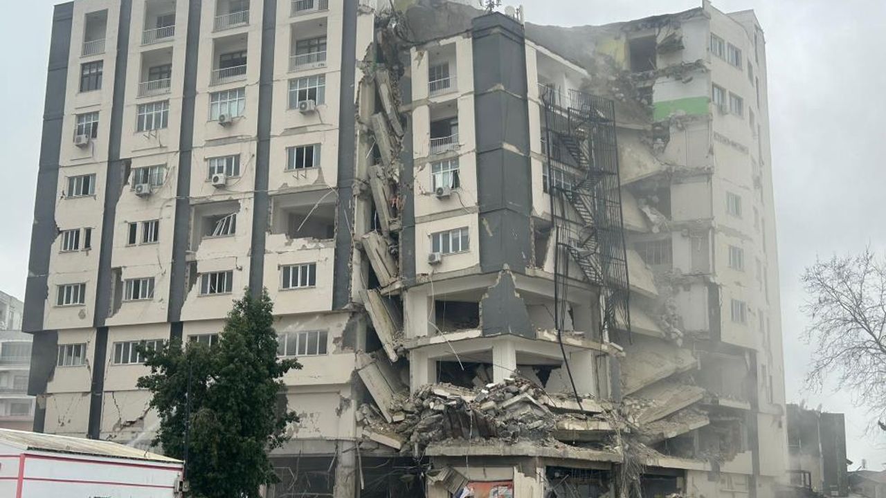 Adana Ceyhan'ın çarşı merkezdeki en büyük binası kontrollü olarak yıkıldı