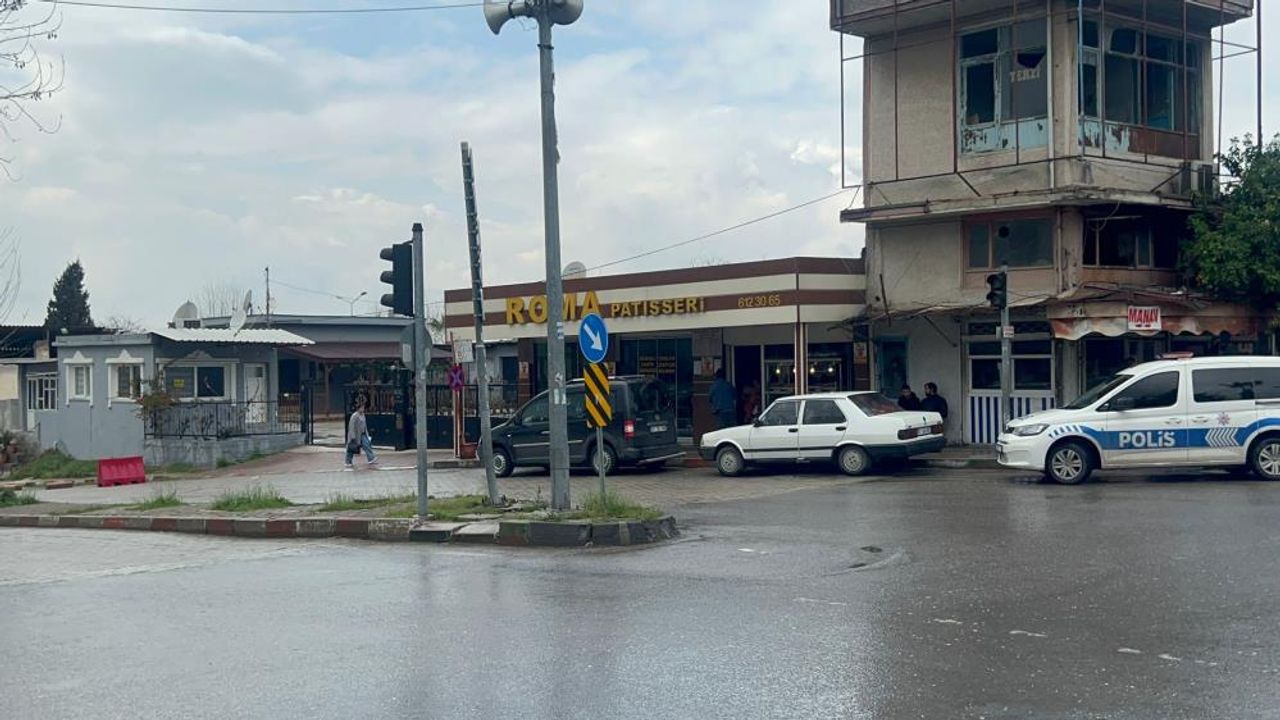 Adana'da yol verme tartışmasında 1 kişi silahla vurularak öldürüldü