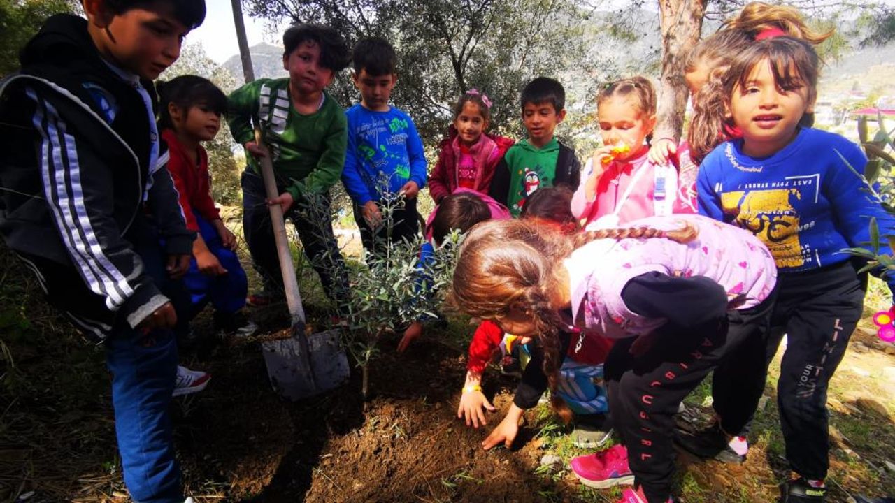 Mersin'in tüm okullarında 'Yarın Sen de Bir Fidan Dik' etkinliği