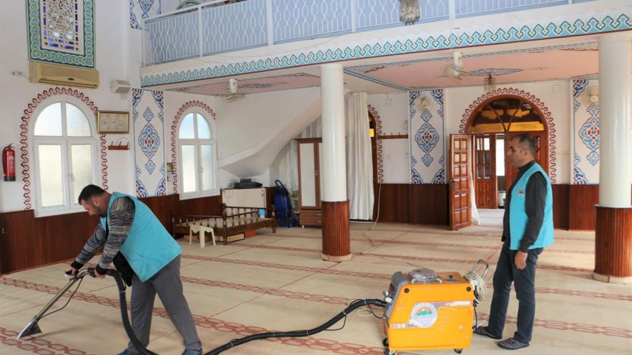 Toroslar'da camilerde Ramazan temizliği