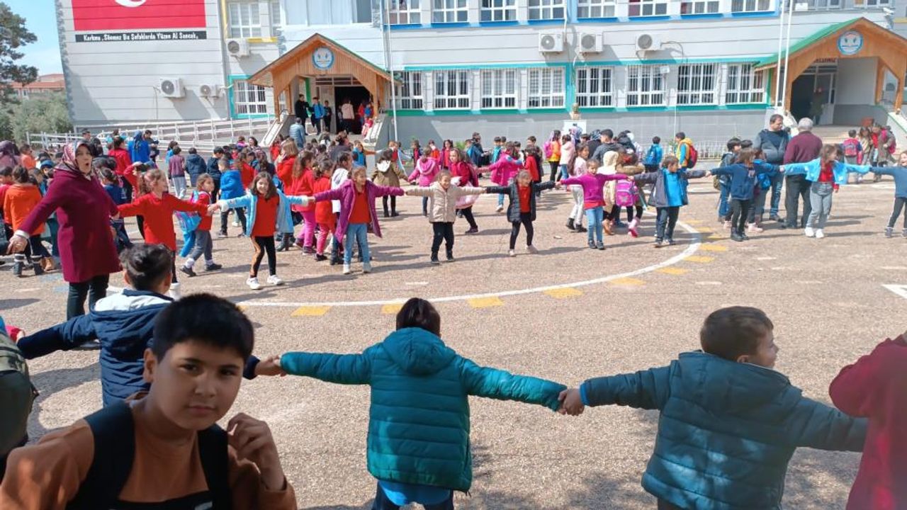 Adana'da da hissedilen 5.3'lük artçı depremde öğrencileri, öğretmenler sakinleştirdi