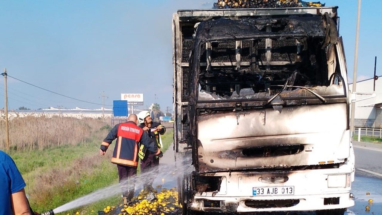 Mersin'de limon yüklü kamyonda çıkan yangın maddi hasara neden oldu