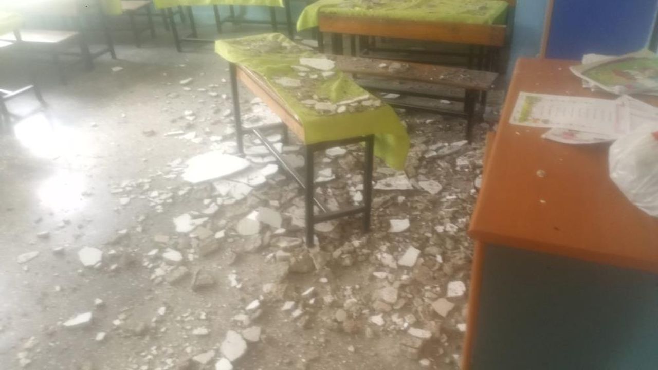 Mersin'de okulda tavan sıvası düştü, 2 öğrenci yaralandı