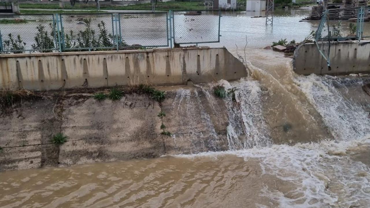 Mersin'de patlayan boru mahalleyi sular altında bıraktı, kanalın da ihata duvarını yıktı