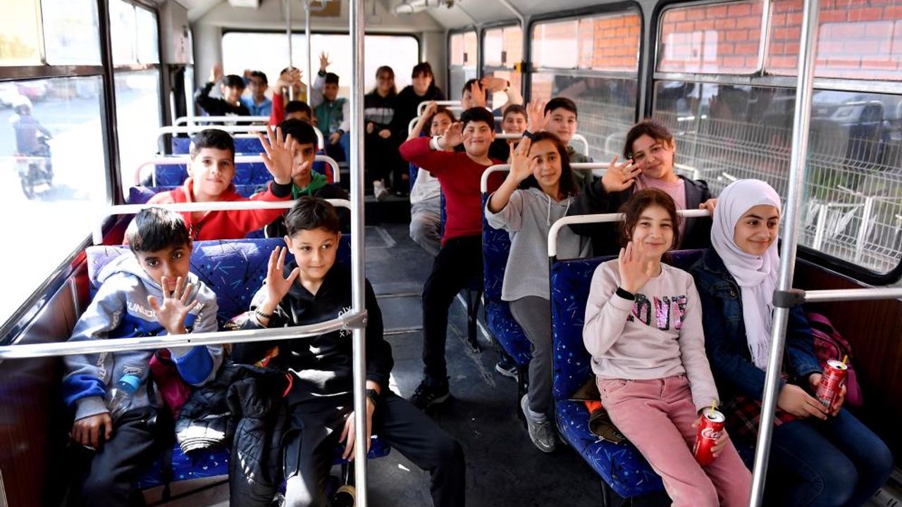 Mersin Büyükşehir Belediyesi 'Minikbüs' ile 2 bin 830 öğrenciye ulaşmak istiyor