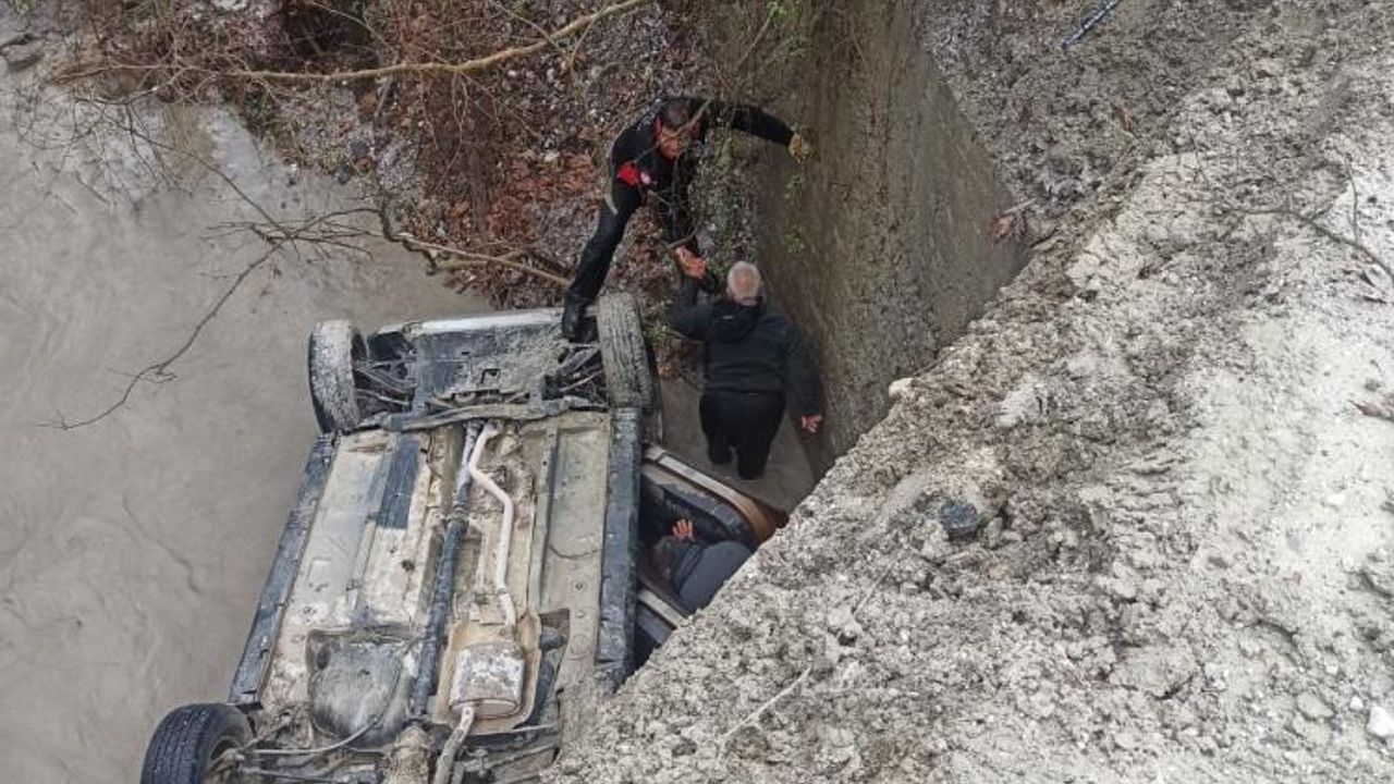 Adana'da araç dere yatağına uçtu: 3 yaralı