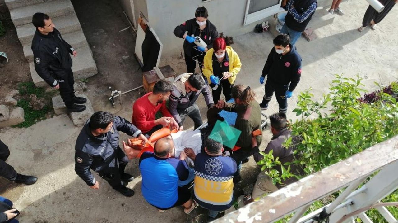 Mersin'de yangında yaşlı kadını itfaiye ekibi kurtardı