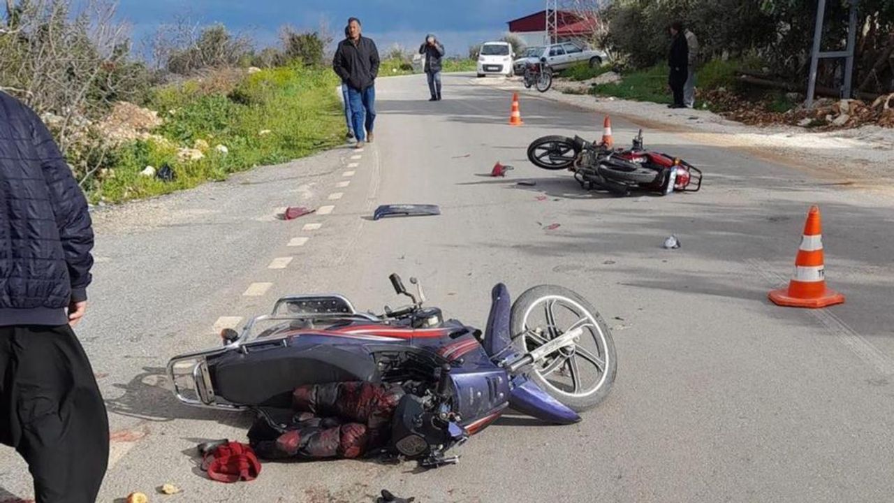 Mersin'de motosikletler kafa kafaya çarpıştı: 3 yaralı