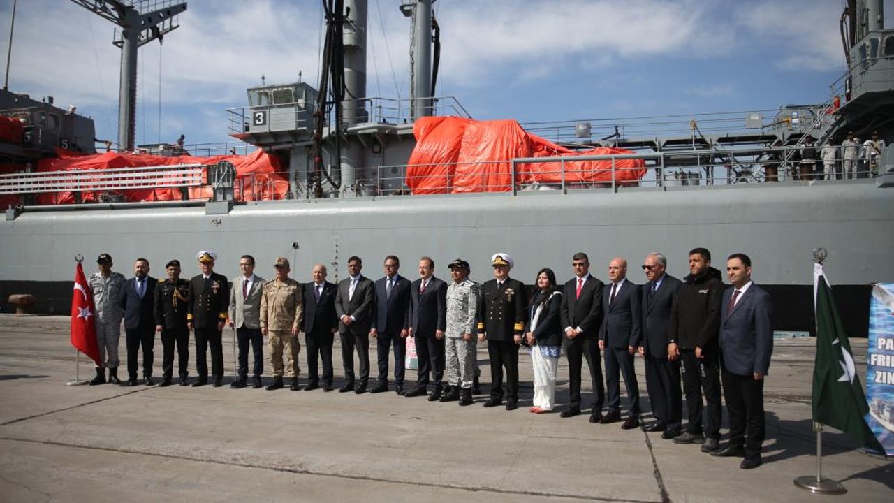 Pakistan'ın ilk yardım gemisi Mersin'e geldi