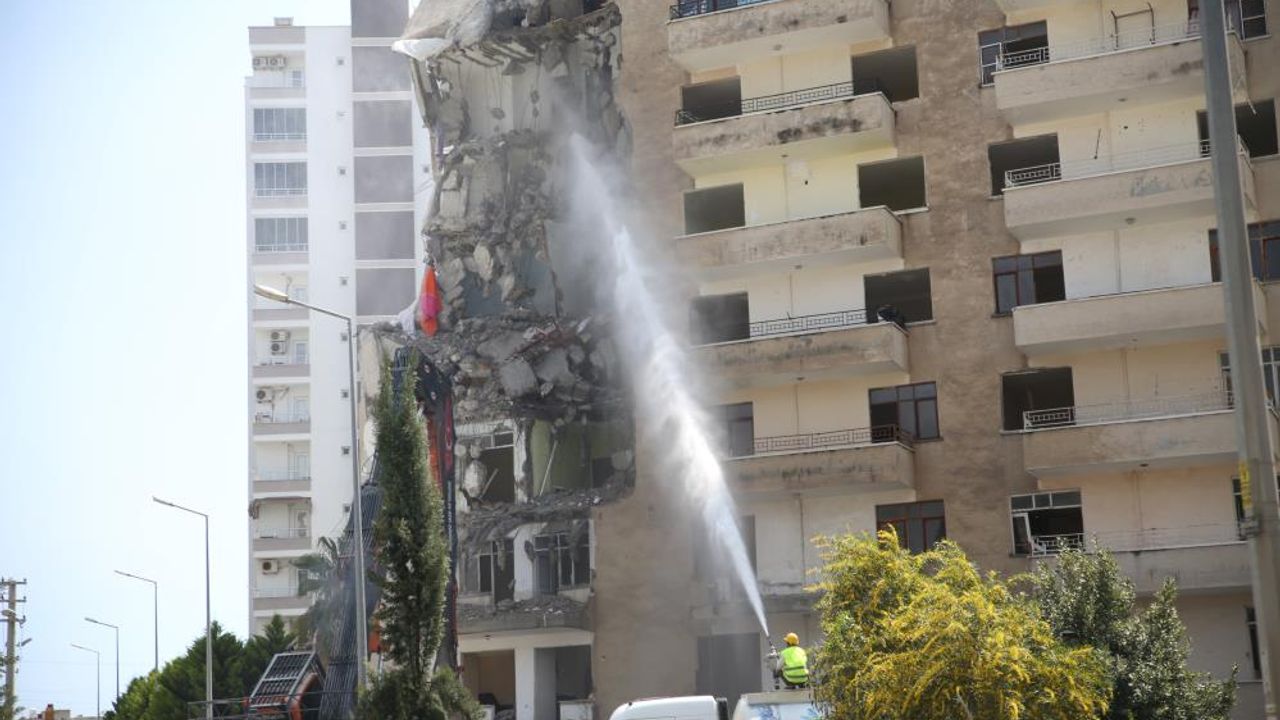 Depremlerde Mersin'de ağır hasar alan binanın yıkımına başlandı