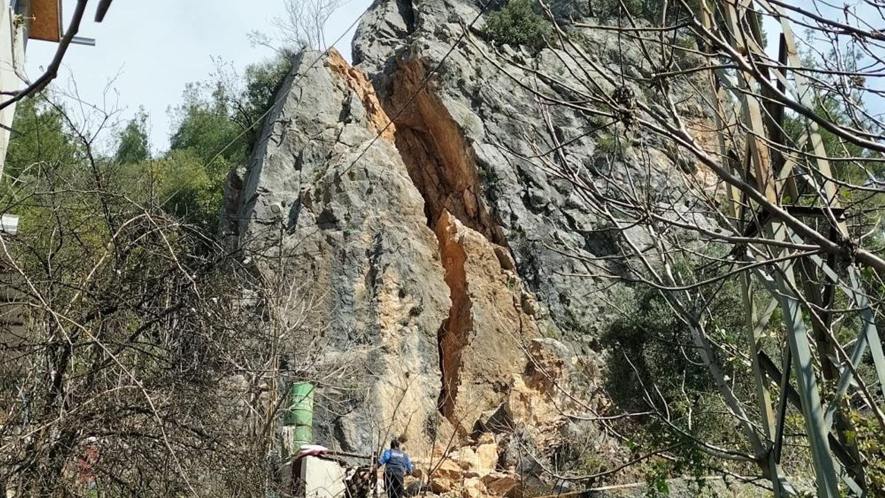 Adana'da devasa kaya deprem de yarıldı, artçılarda iyice açıldı tehlike arttı