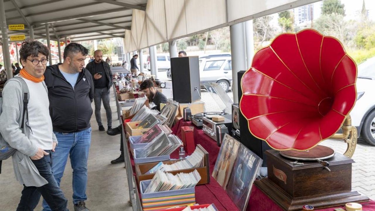 Mersin'de açılan 'antika pazarı' ilgi görüyor