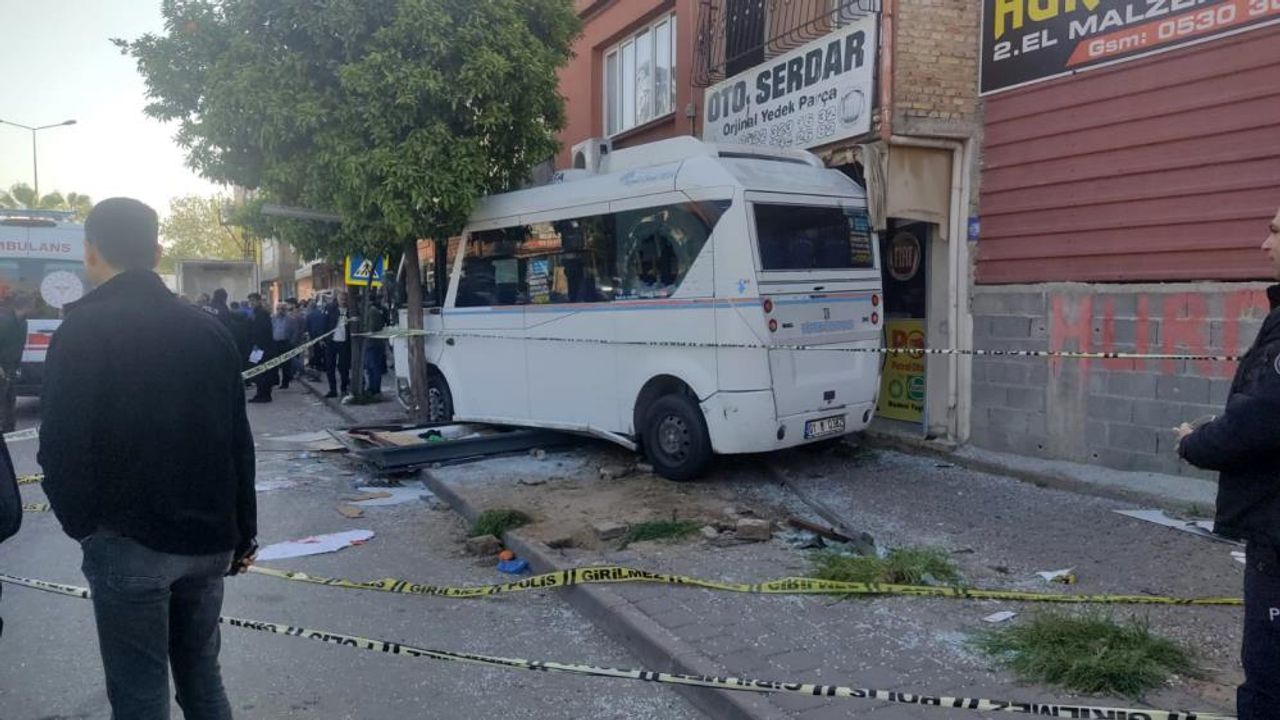 Adana'da dolmuş durağa daldı: 1 ölü, 7 yaralı