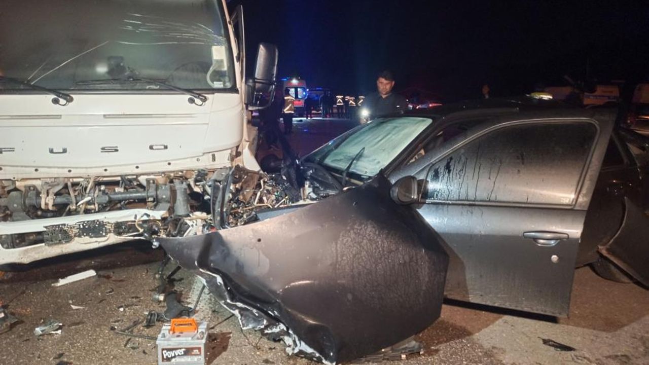 Adana'da aracın vinçle çarpıştığı kaza kamerada: 2 ölü