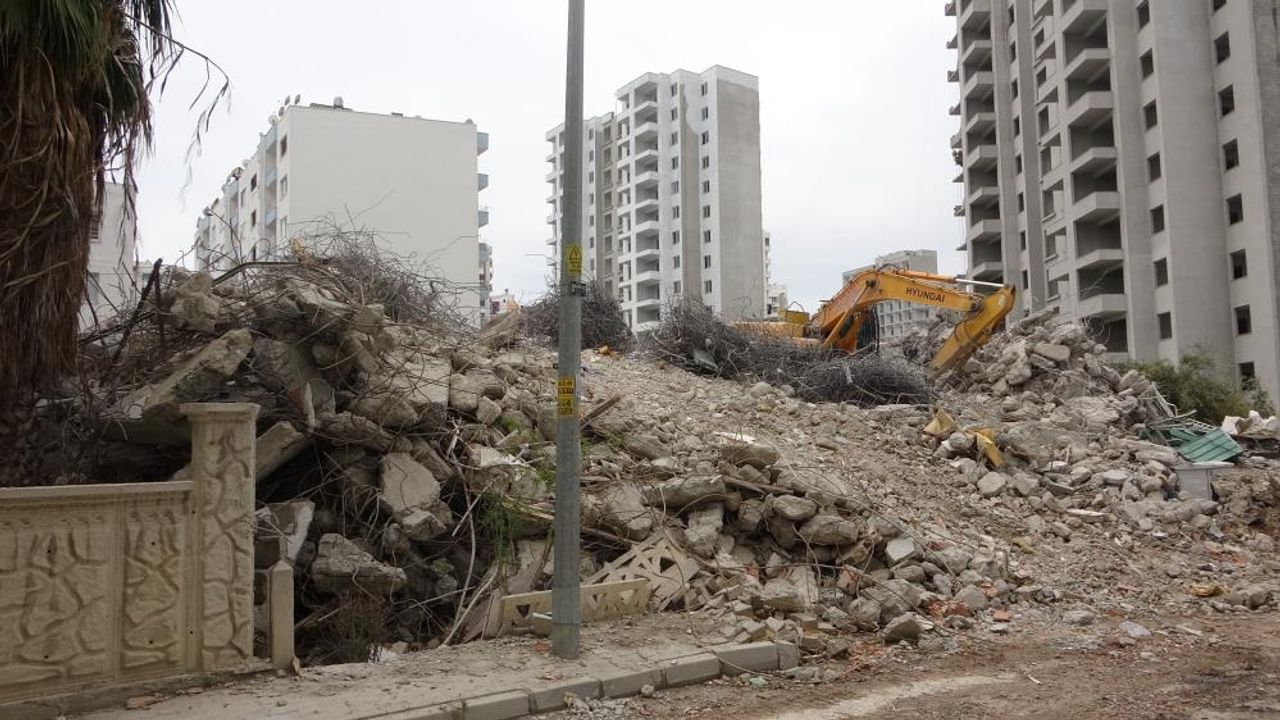 Mersin'de depremde ağır hasar alan bina yıkıldı