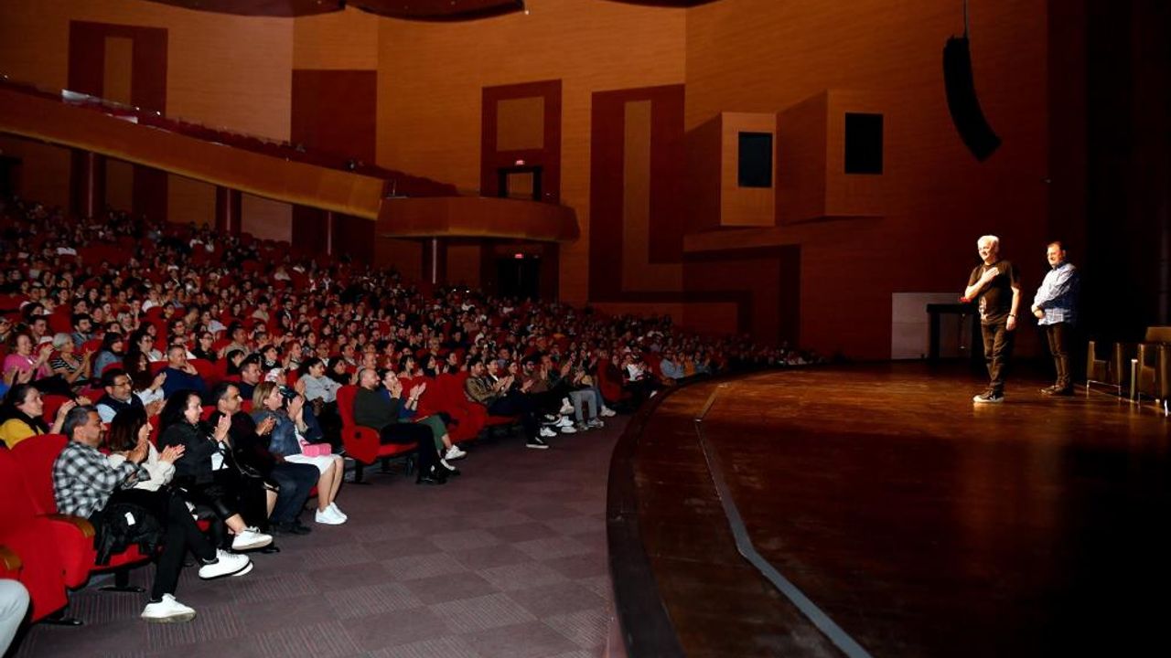 Mersin'de 'Burda Olan Burda Kalır' gösterisi seyirciyle buluştu