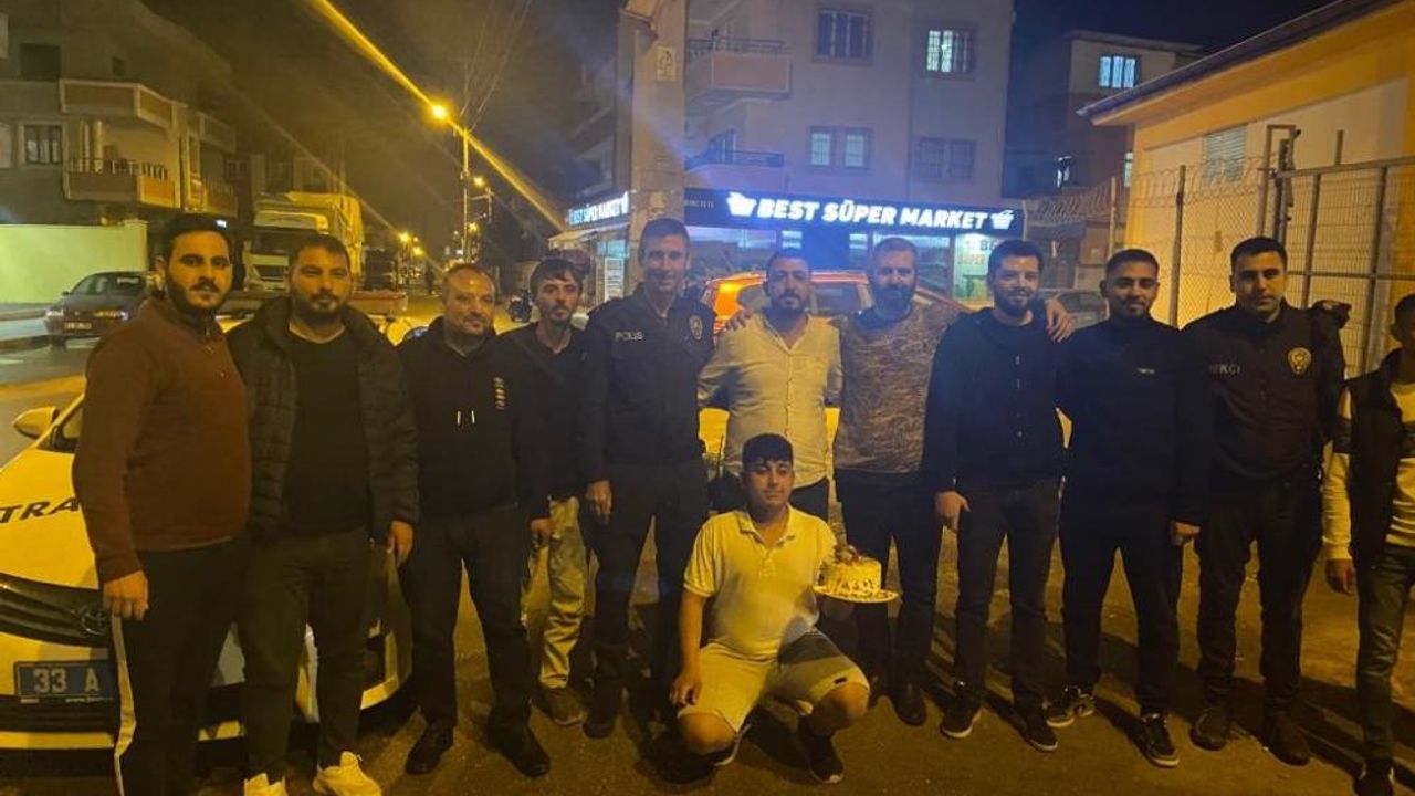 Mersin'de görev başındaki polislere esnaftan yaş pastalı ve meşaleli sürpriz kutlama