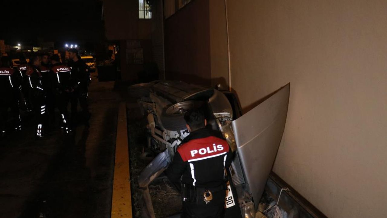 Adana'da polisin ‘dur’ ihtarına uymadı, kaçmaya başlayan alkollü sürücü kaza yaptı