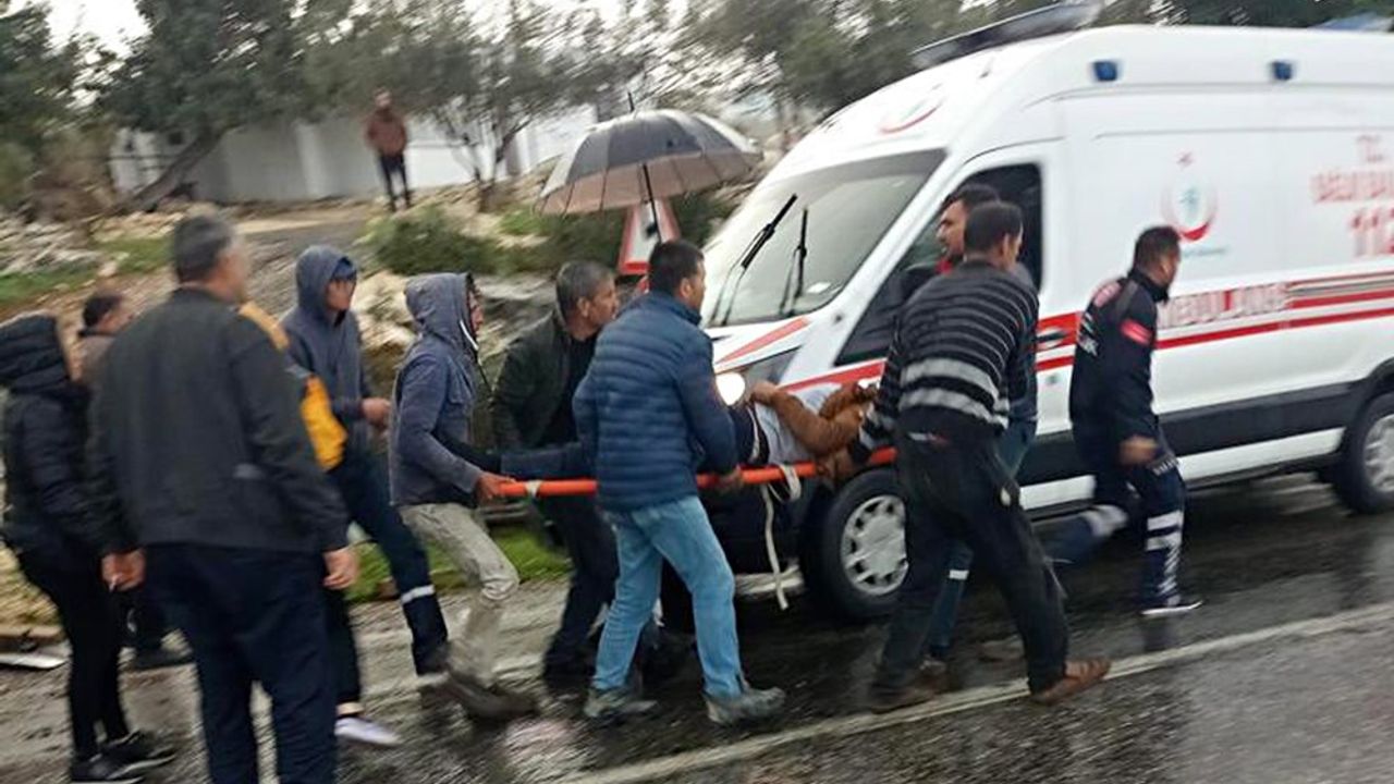 Mersin'de beton mikseri devrildi, sürücü yaralandı