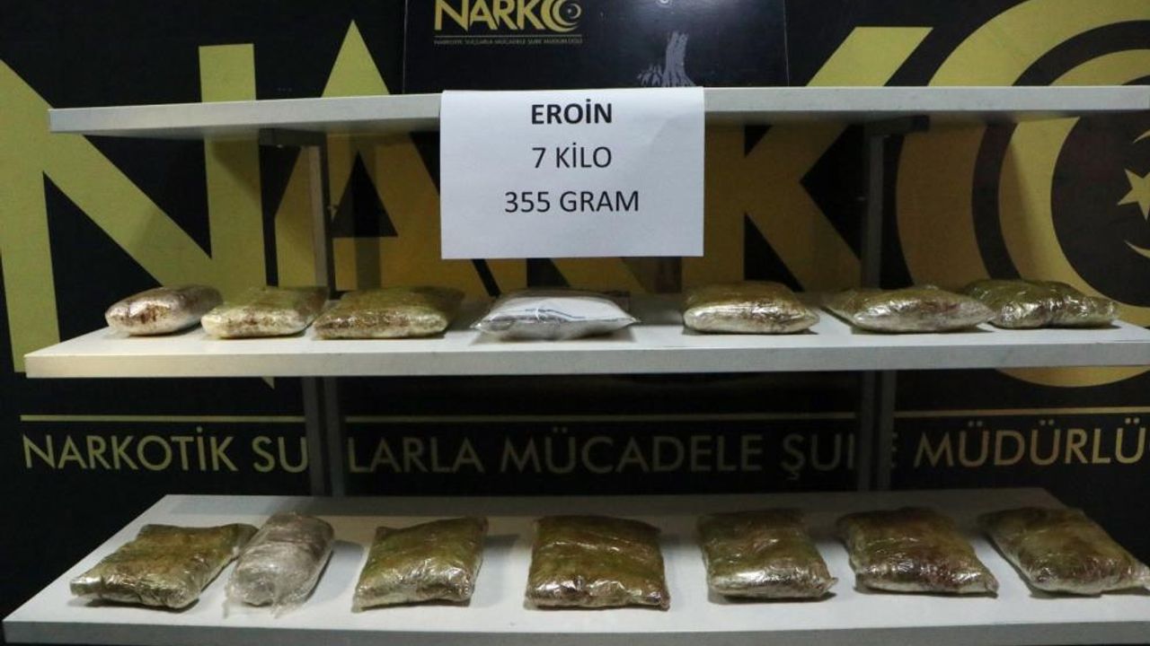 Adana'da otomobilin kapı boşluğunda 7 kilo 355 gram eroin ele geçirildi