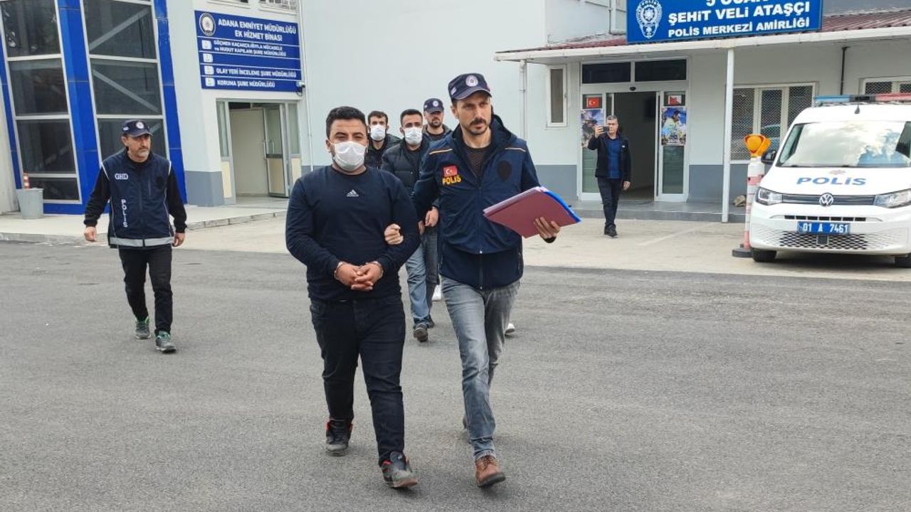 Adana'da göçmen kaçakçısı 3 şüpheli yakalandı: 23 kaçak göçmeni yolda görüp almışlar