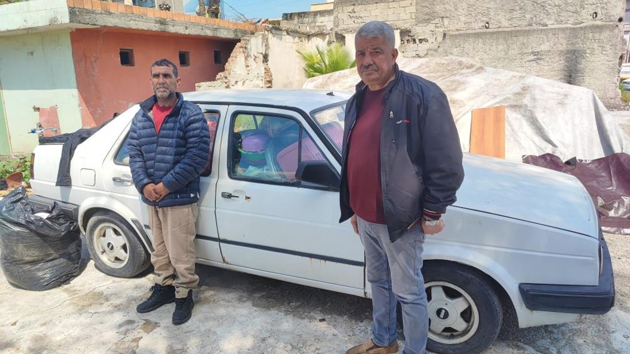 Adana'da çaycıdan örnek davranış: Sokakta kalan vatandaşı otomobiline yerleştirdi