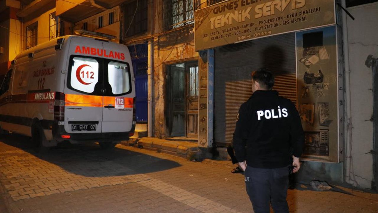 Adana'da kötü kokular gelen eve giren polis bir kişiyi ölü olarak buldu