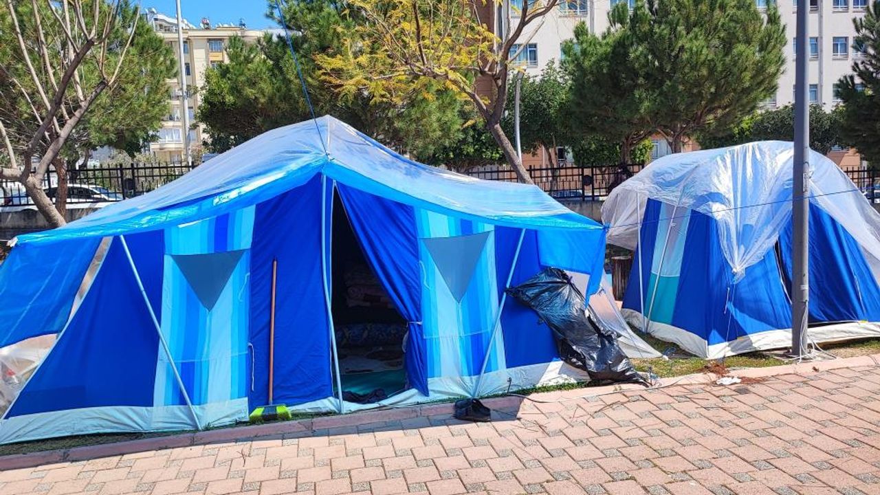Adana'da depremin korkusu nedeniyle çadırda ve karavanlarda yaşıyorlar